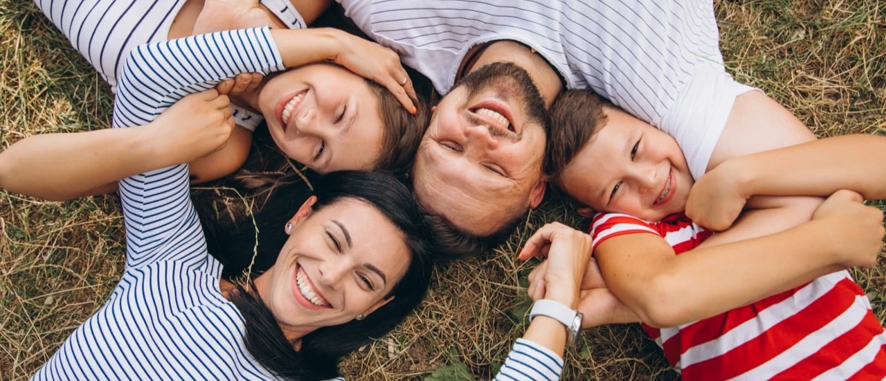Famille souriante au cabinet d'orthodontie du Dr Béranger HAYS